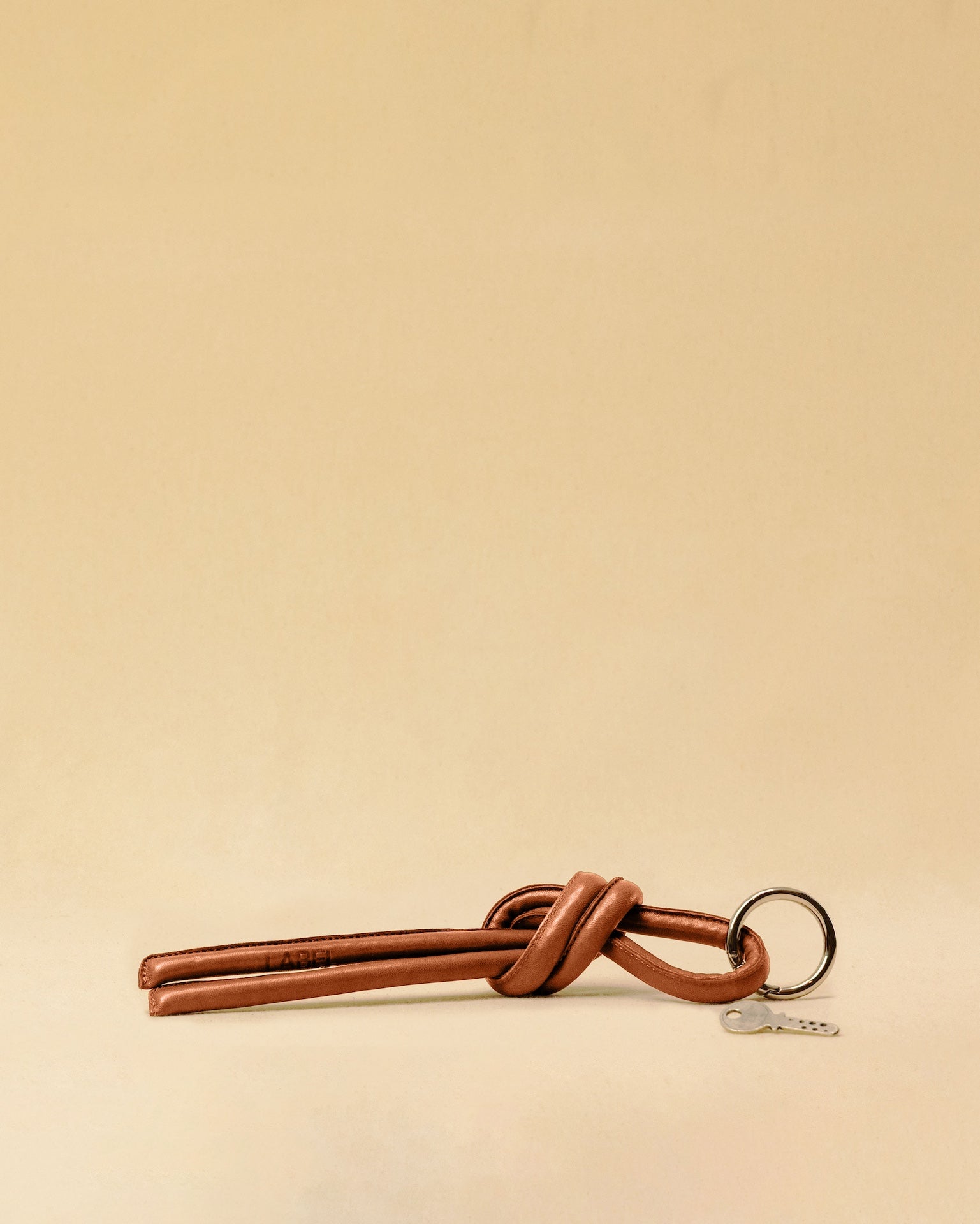 Markanter Schlüsselanhänger KNOT, von LABEL17, aus geschmeidigem Nappaleder. Vielseitig einsetzbar, ob als Schlüsselanhänger oder als Accessoire an der Tasche. Ein Statement Piece mit Charakter.