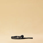 Langer Schlüsselanhänger KNOT von LABEL17, gefertigt aus geschmeidigem Nappaleder. Kann um den Hals getragen oder praktisch am Taschenhenkel befestigt werden - für schnellen Zugriff auf den Schlüssel.