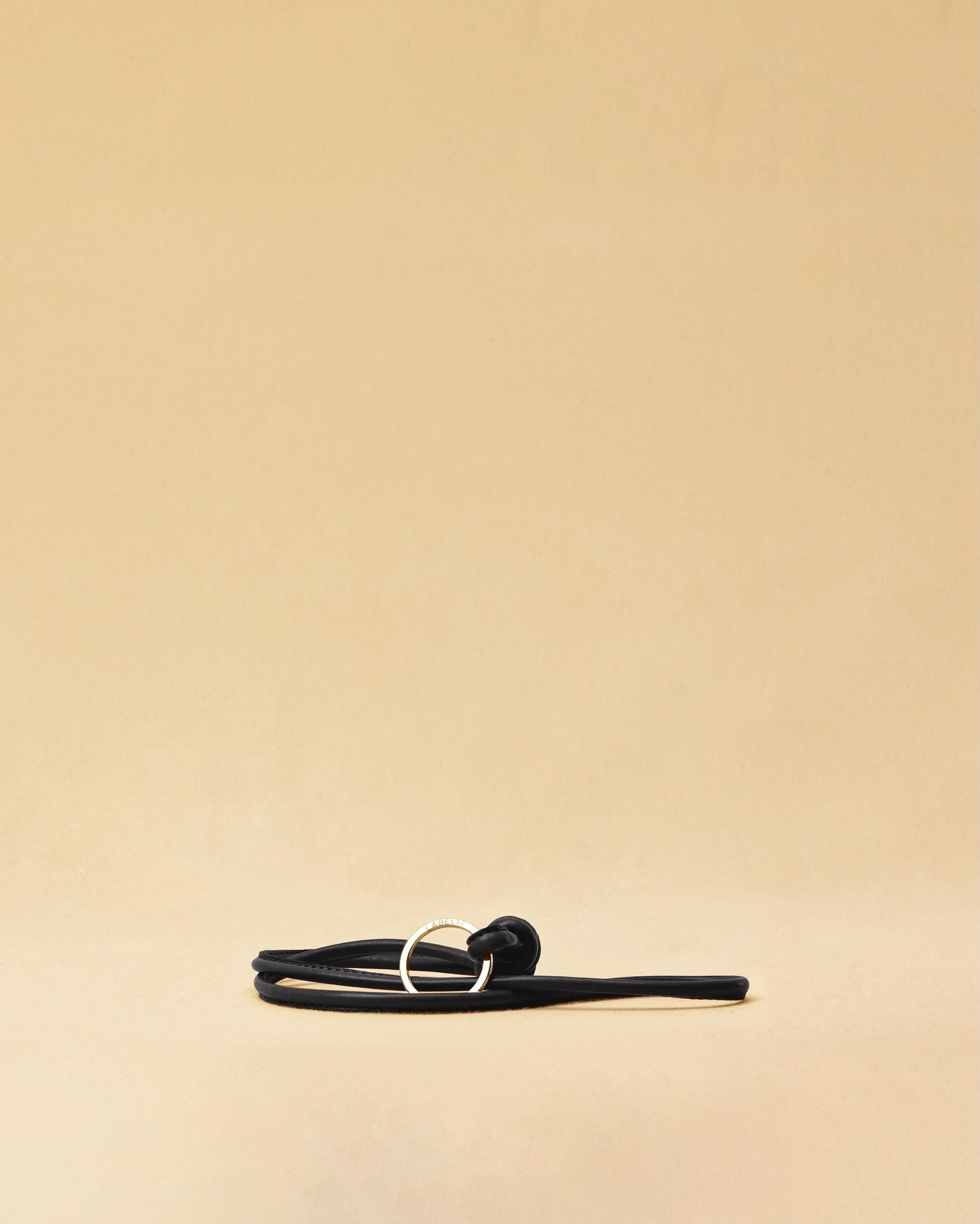 Langer Schlüsselanhänger KNOT von LABEL17, gefertigt aus geschmeidigem Nappaleder. Kann um den Hals getragen oder praktisch am Taschenhenkel befestigt werden - für schnellen Zugriff auf den Schlüssel.