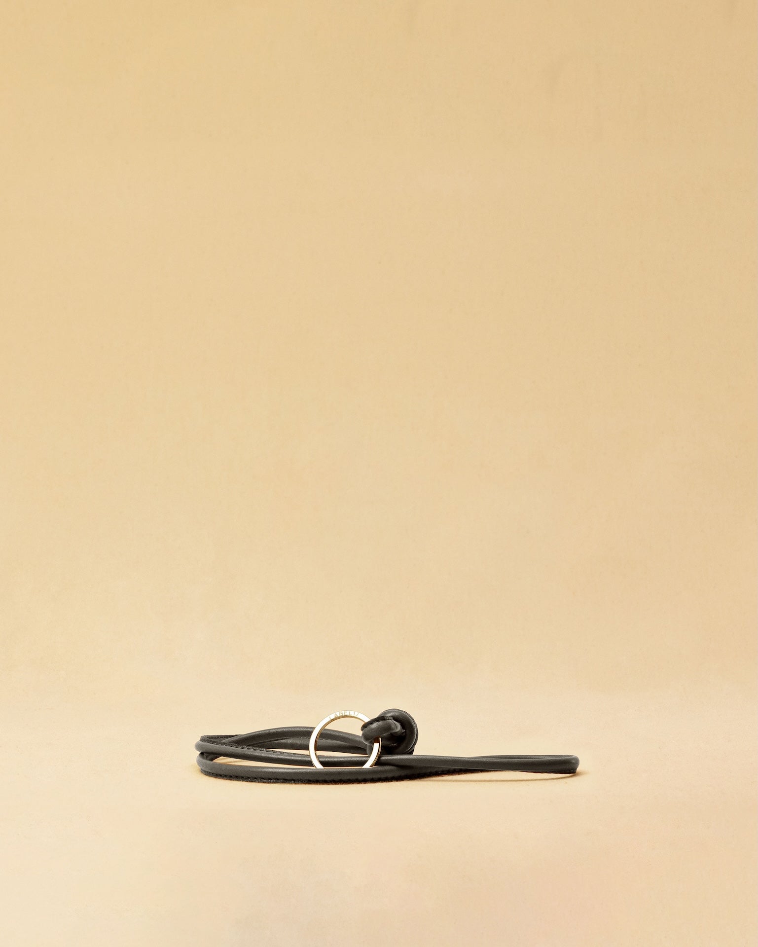 Langer Schlüsselanhänger KNOT von LABEL17, gefertigt aus geschmeidigem Nappaleder. Kann um den Hals getragen oder praktisch am Taschenhenkel befestigt werden - für schnellen Zugriff auf den Schlüssel.