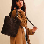 Langer Schlüsselanhänger KNOT von LABEL17, gefertigt aus geschmeidigem Nappaleder. Kann um den Hals getragen oder praktisch am Taschenhenkel befestigt werden - für schnellen Zugriff auf den Schlüssel.