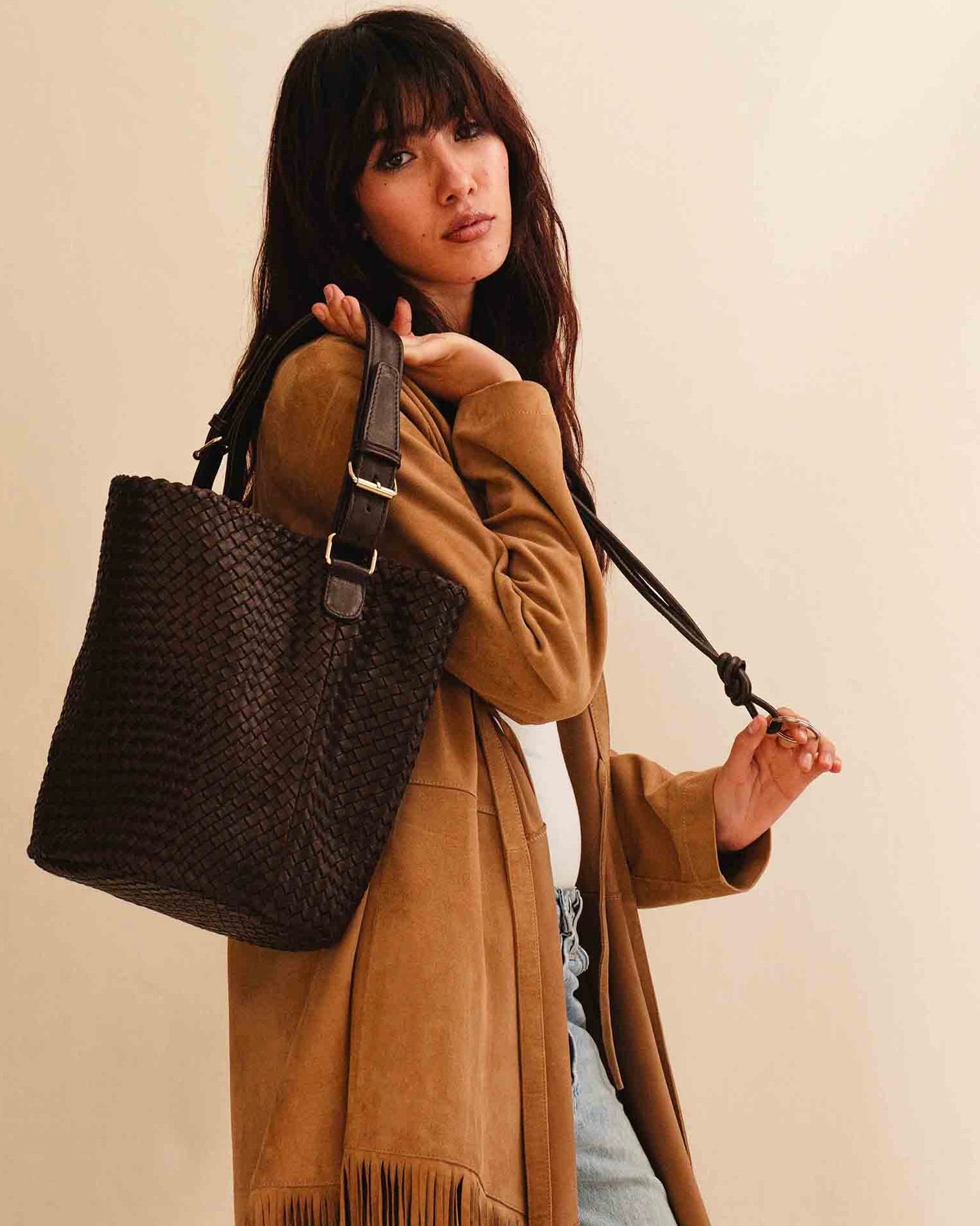 Langer Schlüsselanhänger KNOT von LABEL17, gefertigt aus geschmeidigem Nappaleder. Kann um den Hals getragen oder praktisch am Taschenhenkel befestigt werden - für schnellen Zugriff auf den Schlüssel.