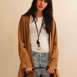 Langer Schlüsselanhänger KNOT von LABEL17, gefertigt aus geschmeidigem Nappaleder. Kann um den Hals getragen oder praktisch am Taschenhenkel befestigt werden - für schnellen Zugriff auf den Schlüssel.