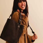 Langer Schlüsselanhänger KNOT von LABEL17, gefertigt aus geschmeidigem Nappaleder. Kann um den Hals getragen oder praktisch am Taschenhenkel befestigt werden - für schnellen Zugriff auf den Schlüssel.