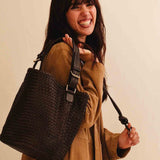 Langer Schlüsselanhänger KNOT von LABEL17, gefertigt aus geschmeidigem Nappaleder. Kann um den Hals getragen oder praktisch am Taschenhenkel befestigt werden - für schnellen Zugriff auf den Schlüssel.