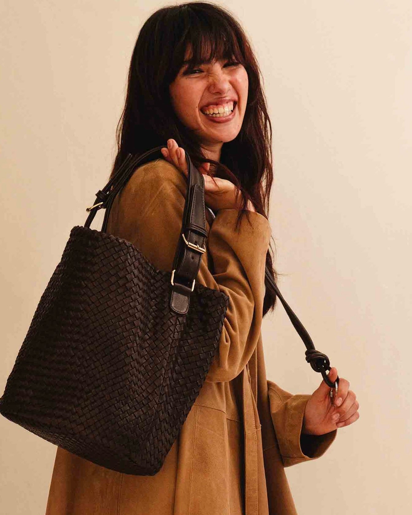 Langer Schlüsselanhänger KNOT von LABEL17, gefertigt aus geschmeidigem Nappaleder. Kann um den Hals getragen oder praktisch am Taschenhenkel befestigt werden - für schnellen Zugriff auf den Schlüssel.