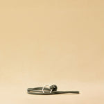 Langer Schlüsselanhänger KNOT von LABEL17, gefertigt aus geschmeidigem Nappaleder. Kann um den Hals getragen oder praktisch am Taschenhenkel befestigt werden - für schnellen Zugriff auf den Schlüssel.