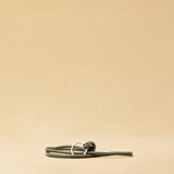 Langer Schlüsselanhänger KNOT von LABEL17, gefertigt aus geschmeidigem Nappaleder. Kann um den Hals getragen oder praktisch am Taschenhenkel befestigt werden - für schnellen Zugriff auf den Schlüssel.