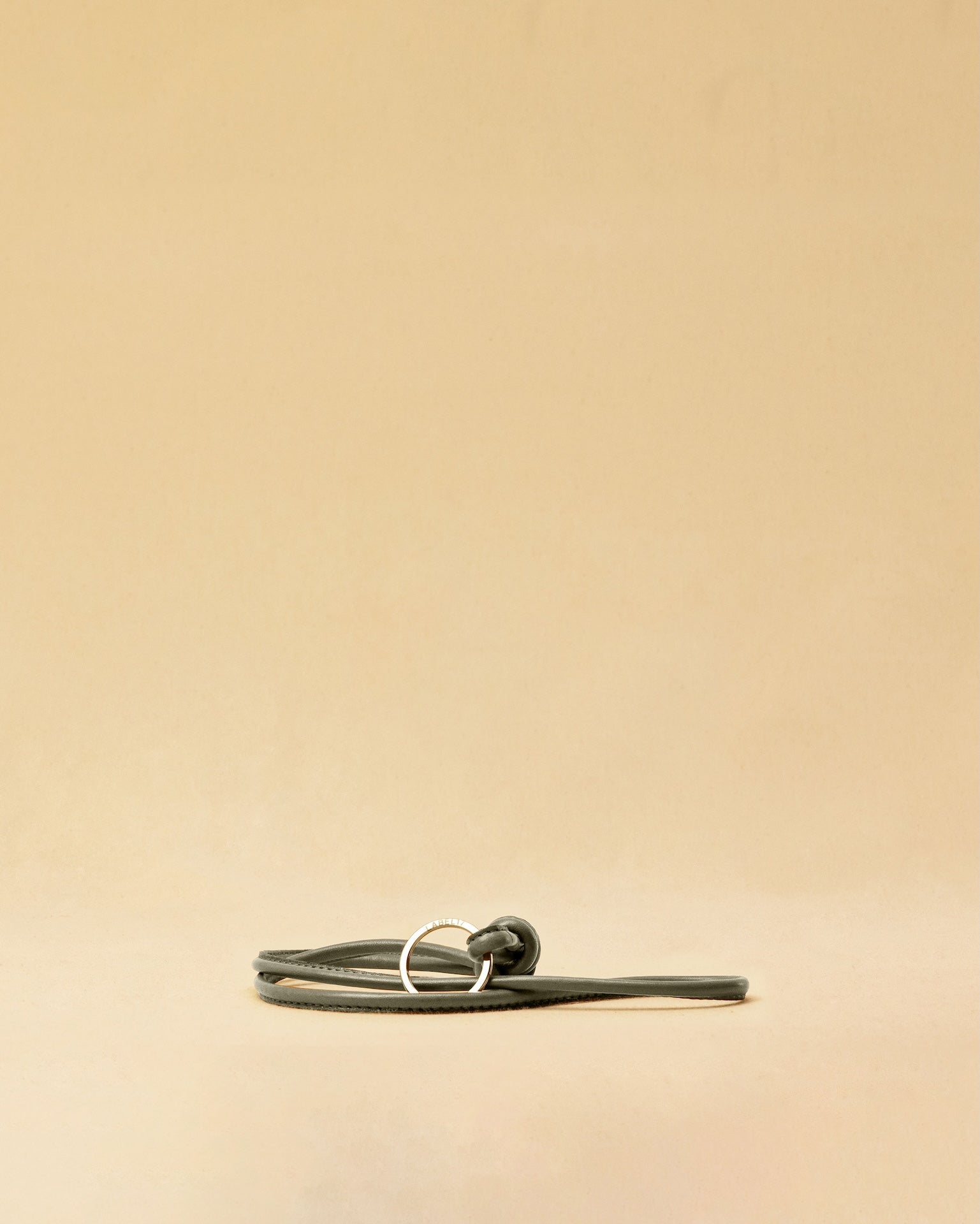 Langer Schlüsselanhänger KNOT von LABEL17, gefertigt aus geschmeidigem Nappaleder. Kann um den Hals getragen oder praktisch am Taschenhenkel befestigt werden - für schnellen Zugriff auf den Schlüssel.