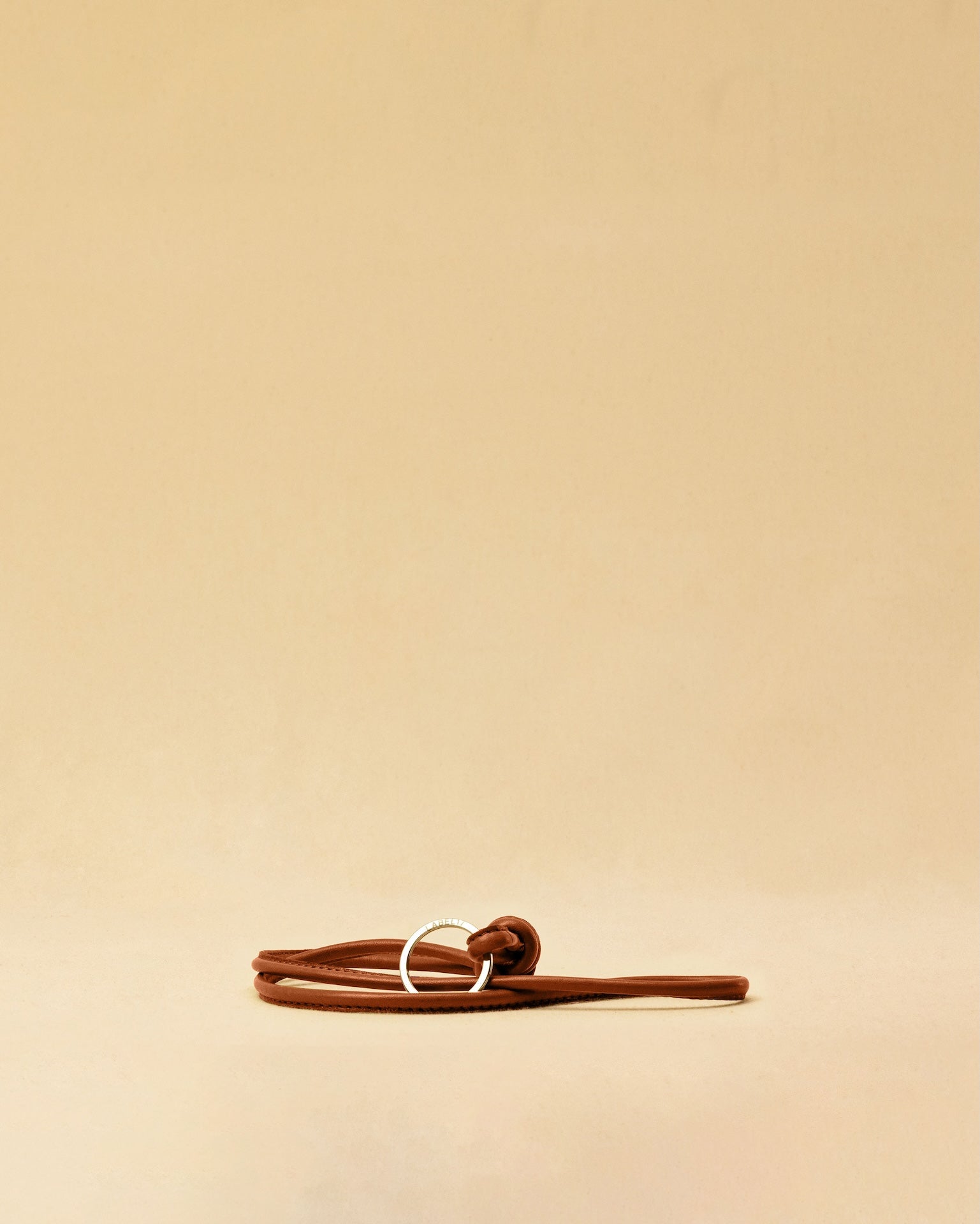 Langer Schlüsselanhänger KNOT von LABEL17, gefertigt aus geschmeidigem Nappaleder. Kann um den Hals getragen oder praktisch am Taschenhenkel befestigt werden - für schnellen Zugriff auf den Schlüssel.