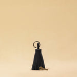 Der Keyring Pompom Large von LABEL17 ist aus geschmeidigem Nappaleder gefertigt und mit einem großen Schlüsselring ausgestattet – ein stilvoller Blickfang.