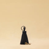 Der Keyring Pompom Large von LABEL17 ist aus geschmeidigem Nappaleder gefertigt und mit einem großen Schlüsselring ausgestattet – ein stilvoller Blickfang.