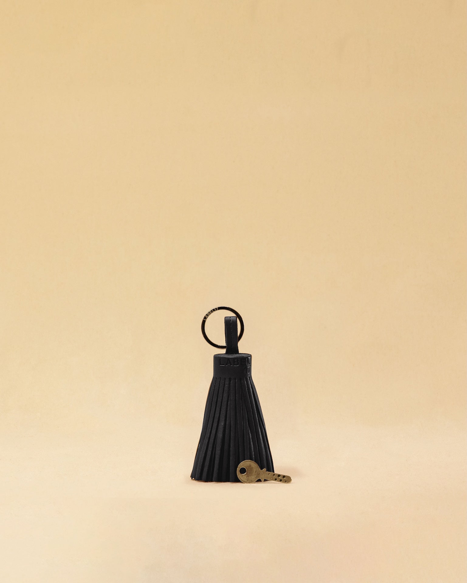 Der Keyring Pompom Large von LABEL17 ist aus geschmeidigem Nappaleder gefertigt und mit einem großen Schlüsselring ausgestattet – ein stilvoller Blickfang.