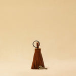 Der Keyring Pompom Large von LABEL17 ist aus geschmeidigem Nappaleder gefertigt und mit einem großen Schlüsselring ausgestattet – ein stilvoller Blickfang.