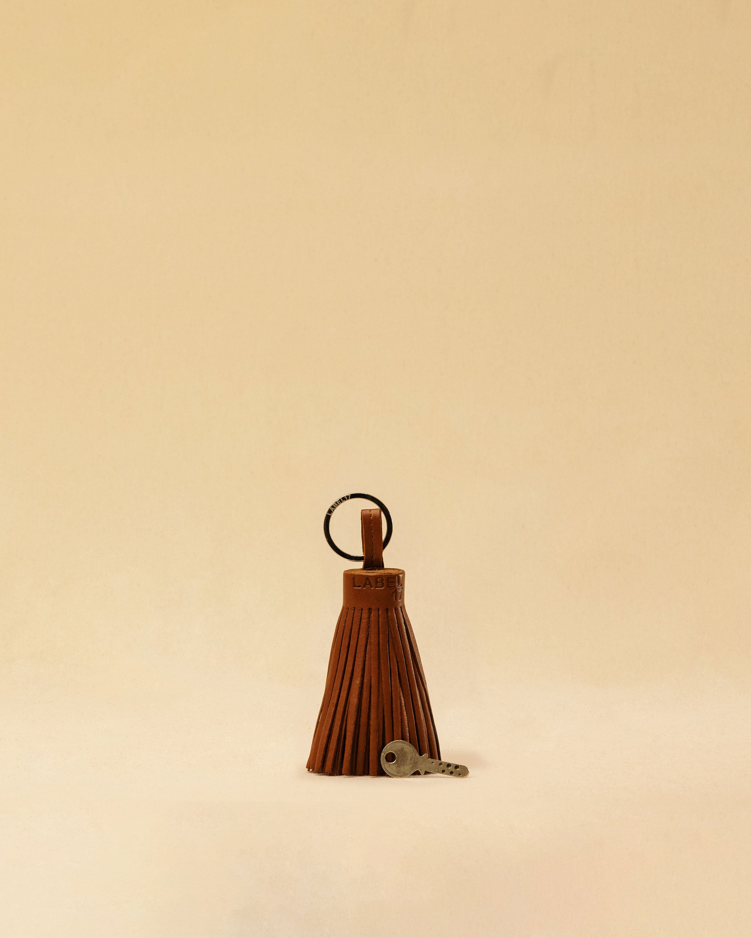 Der Keyring Pompom Large von LABEL17 ist aus geschmeidigem Nappaleder gefertigt und mit einem großen Schlüsselring ausgestattet – ein stilvoller Blickfang.