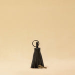 Der Keyring Pompom Large von LABEL17 ist aus geschmeidigem Nappaleder gefertigt und mit einem großen Schlüsselring ausgestattet – ein stilvoller Blickfang.