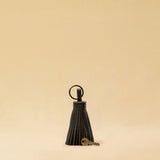 Der Keyring Pompom Large von LABEL17 ist aus geschmeidigem Nappaleder gefertigt und mit einem großen Schlüsselring ausgestattet – ein stilvoller Blickfang.