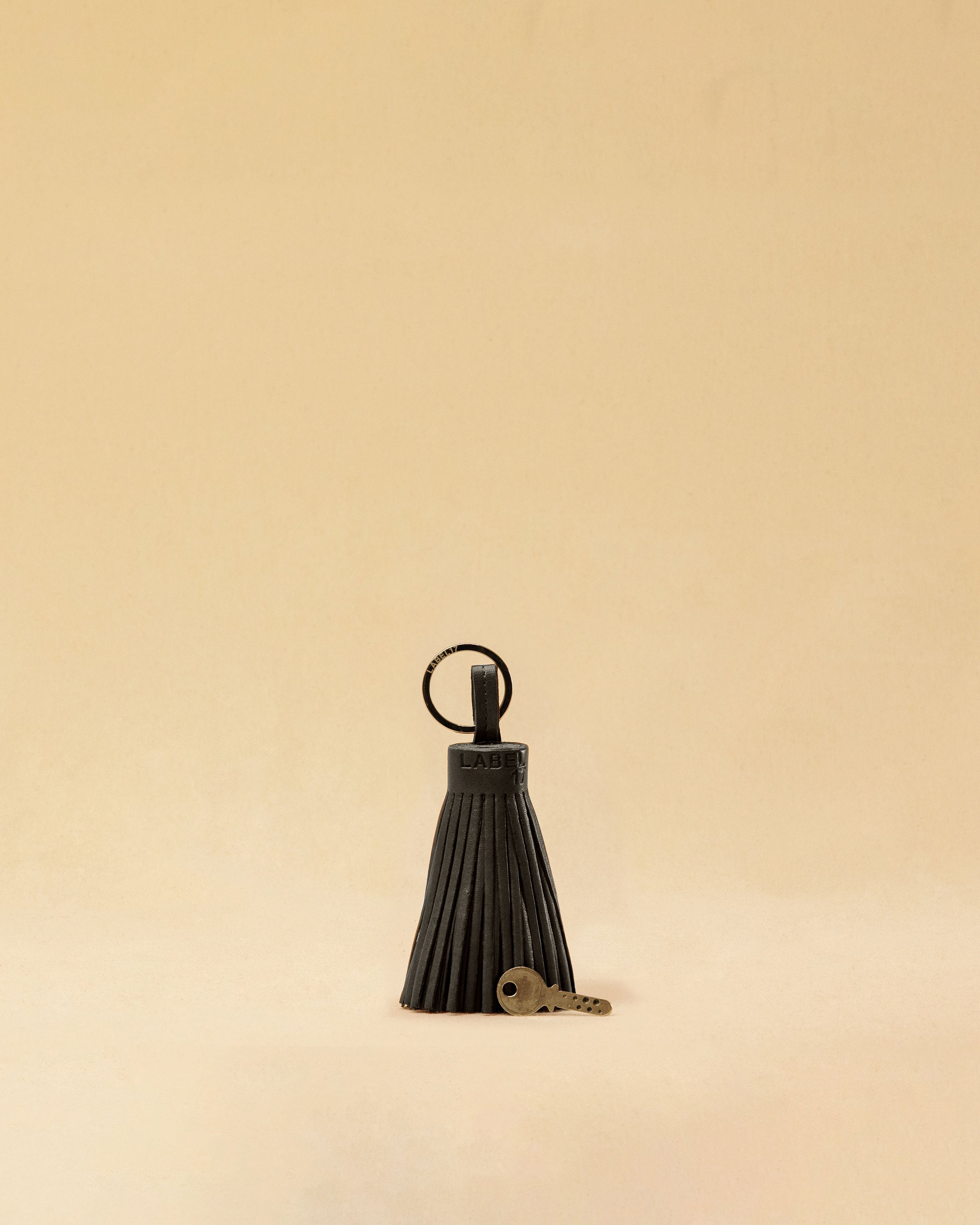 Der Keyring Pompom Large von LABEL17 ist aus geschmeidigem Nappaleder gefertigt und mit einem großen Schlüsselring ausgestattet – ein stilvoller Blickfang.