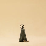 Der Keyring Pompom Large von LABEL17 ist aus geschmeidigem Nappaleder gefertigt und mit einem großen Schlüsselring ausgestattet – ein stilvoller Blickfang.