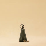 Der Keyring Pompom Large von LABEL17 ist aus geschmeidigem Nappaleder gefertigt und mit einem großen Schlüsselring ausgestattet – ein stilvoller Blickfang.