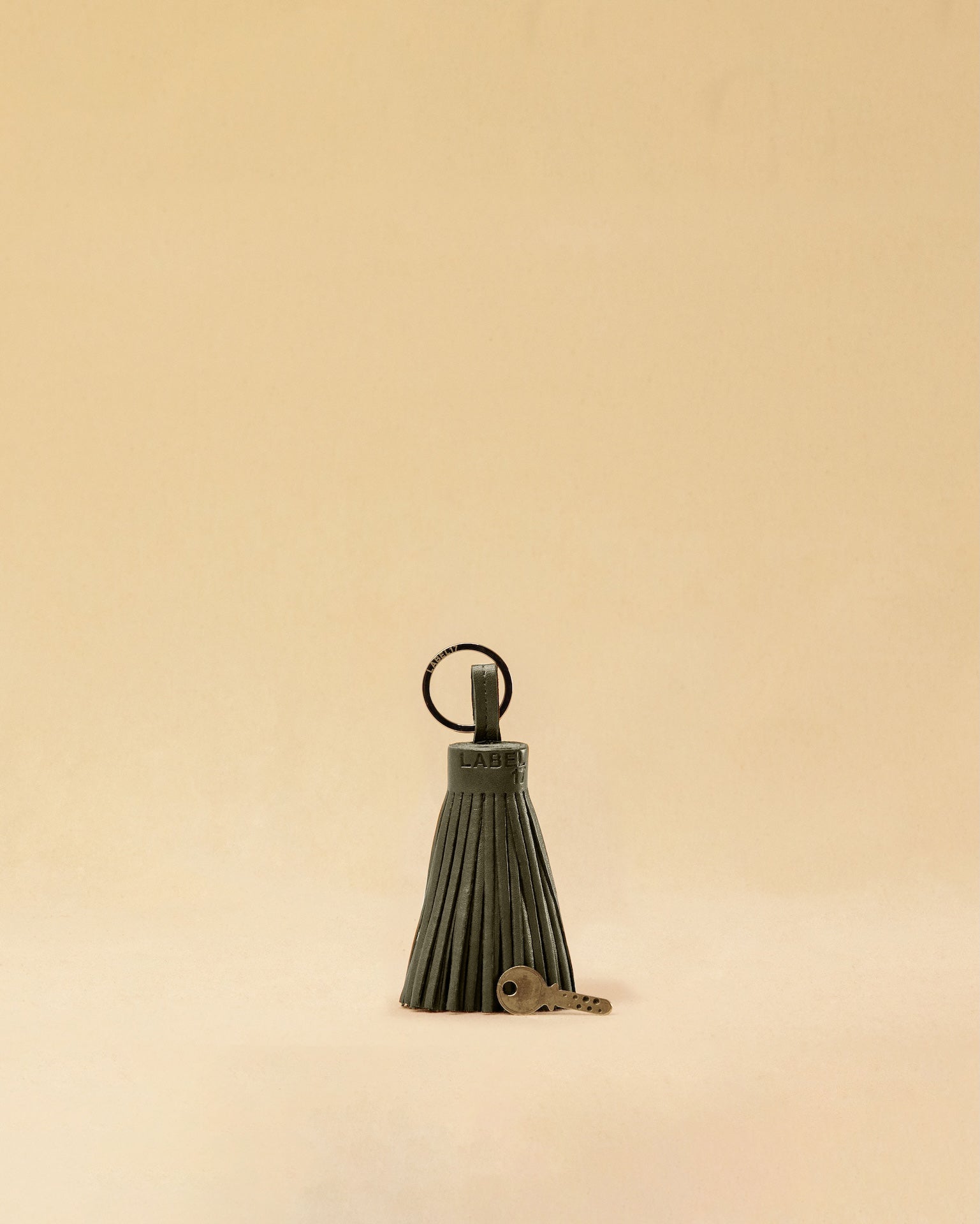 Der Keyring Pompom Large von LABEL17 ist aus geschmeidigem Nappaleder gefertigt und mit einem großen Schlüsselring ausgestattet – ein stilvoller Blickfang.