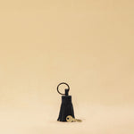 Der Keyring Pompom Medium von LABEL17, ist aus geschmeidigem Nappaleder gefertigt und mit einem großen Schlüsselring ausgestattet – liegt angenehm in der Hand und ist ebenso praktisch wie charmant.