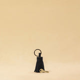 Der Keyring Pompom Medium von LABEL17, ist aus geschmeidigem Nappaleder gefertigt und mit einem großen Schlüsselring ausgestattet – liegt angenehm in der Hand und ist ebenso praktisch wie charmant.