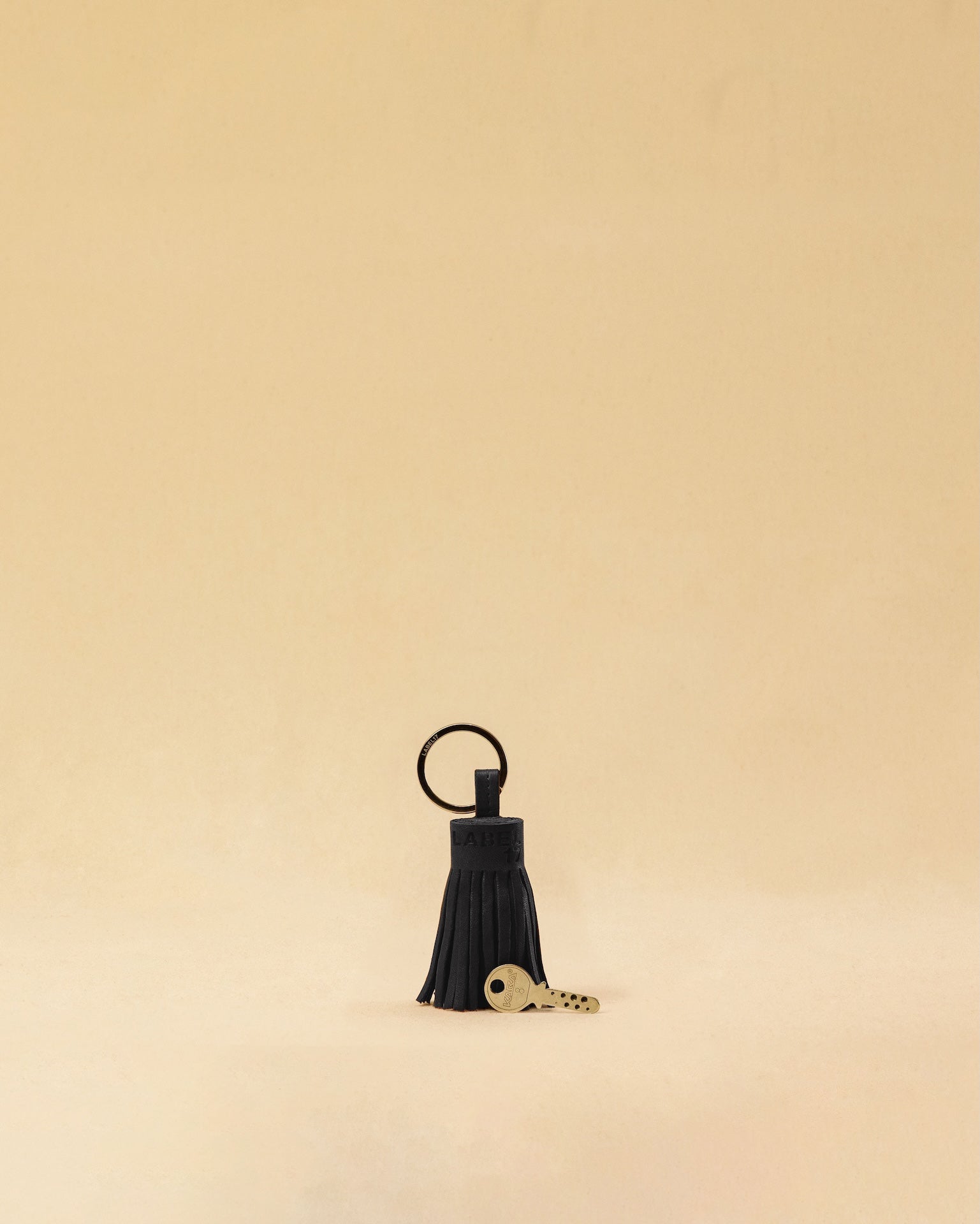 Der Keyring Pompom Medium von LABEL17, ist aus geschmeidigem Nappaleder gefertigt und mit einem großen Schlüsselring ausgestattet – liegt angenehm in der Hand und ist ebenso praktisch wie charmant.