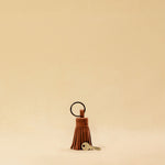 Der Keyring Pompom Medium von LABEL17, ist aus geschmeidigem Nappaleder gefertigt und mit einem großen Schlüsselring ausgestattet – liegt angenehm in der Hand und ist ebenso praktisch wie charmant.