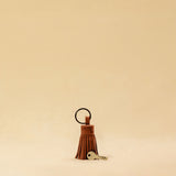 Der Keyring Pompom Medium von LABEL17, ist aus geschmeidigem Nappaleder gefertigt und mit einem großen Schlüsselring ausgestattet – liegt angenehm in der Hand und ist ebenso praktisch wie charmant.