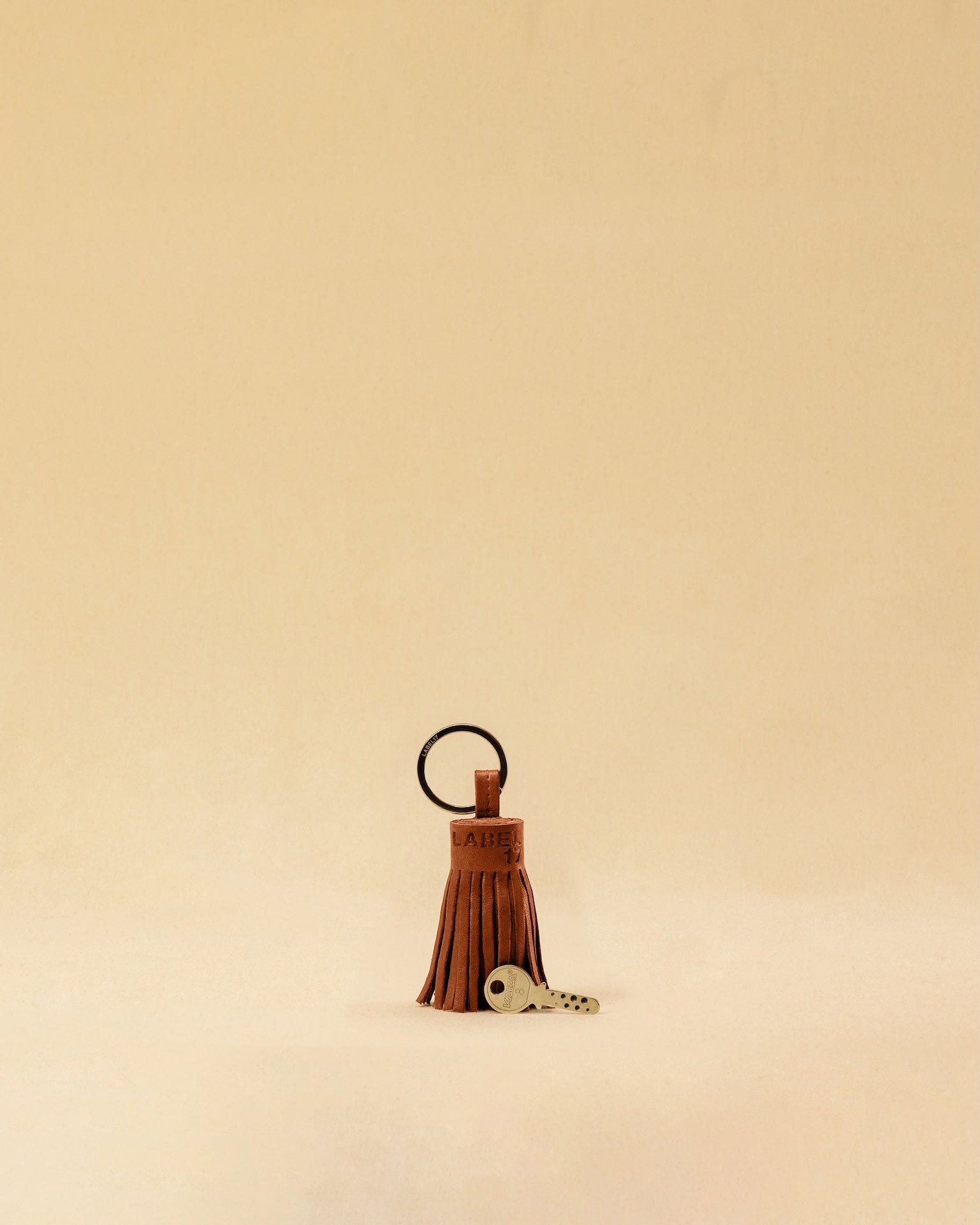 Der Keyring Pompom Medium von LABEL17, ist aus geschmeidigem Nappaleder gefertigt und mit einem großen Schlüsselring ausgestattet – liegt angenehm in der Hand und ist ebenso praktisch wie charmant.