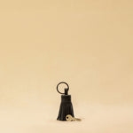 Der Keyring Pompom Medium von LABEL17, ist aus geschmeidigem Nappaleder gefertigt und mit einem großen Schlüsselring ausgestattet – liegt angenehm in der Hand und ist ebenso praktisch wie charmant.