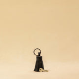 Der Keyring Pompom Medium von LABEL17, ist aus geschmeidigem Nappaleder gefertigt und mit einem großen Schlüsselring ausgestattet – liegt angenehm in der Hand und ist ebenso praktisch wie charmant.