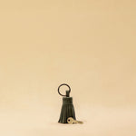 Der Keyring Pompom Medium von LABEL17, ist aus geschmeidigem Nappaleder gefertigt und mit einem großen Schlüsselring ausgestattet – liegt angenehm in der Hand und ist ebenso praktisch wie charmant.