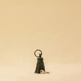 Der Keyring Pompom Medium von LABEL17, ist aus geschmeidigem Nappaleder gefertigt und mit einem großen Schlüsselring ausgestattet – liegt angenehm in der Hand und ist ebenso praktisch wie charmant.