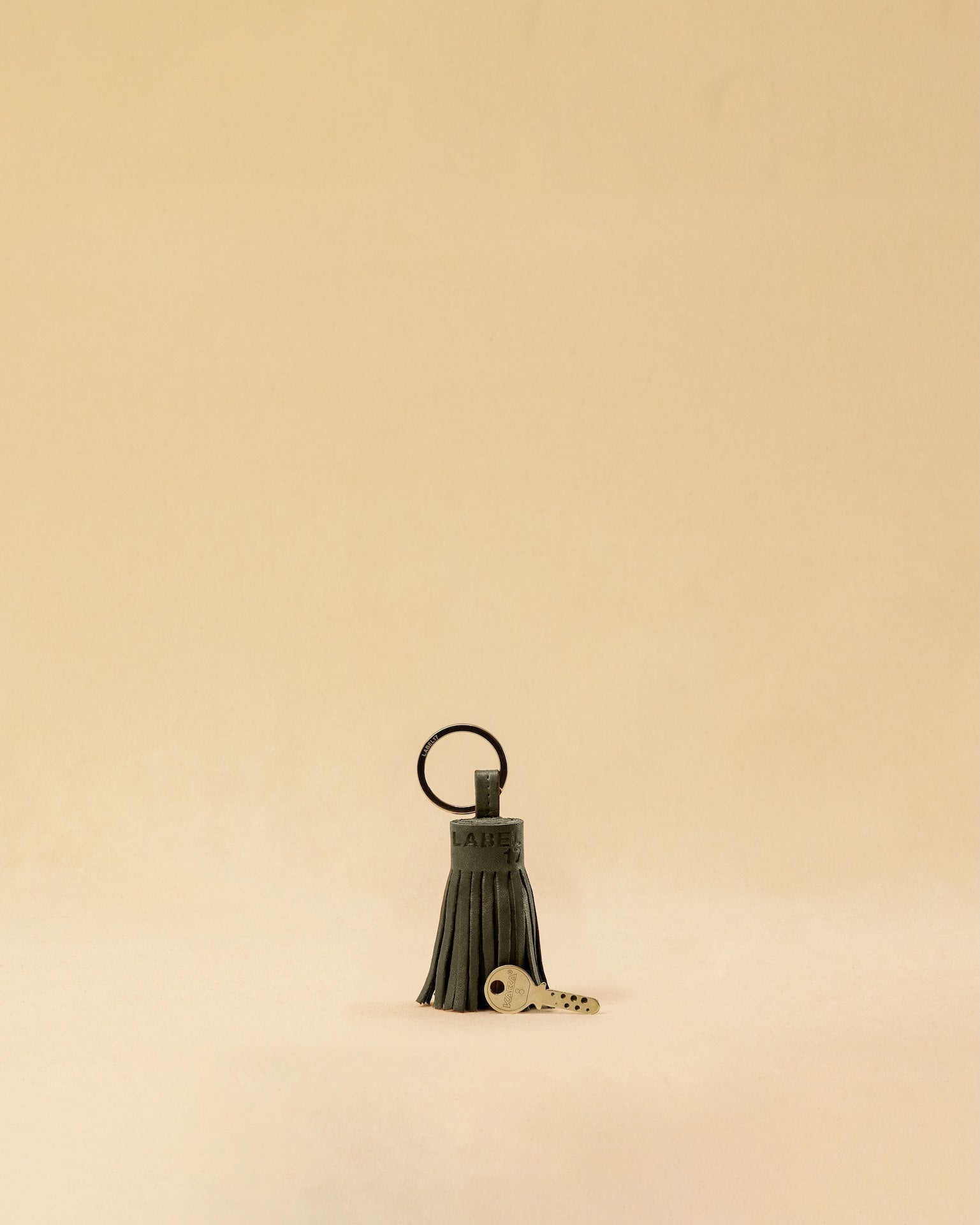 Der Keyring Pompom Medium von LABEL17, ist aus geschmeidigem Nappaleder gefertigt und mit einem großen Schlüsselring ausgestattet – liegt angenehm in der Hand und ist ebenso praktisch wie charmant.