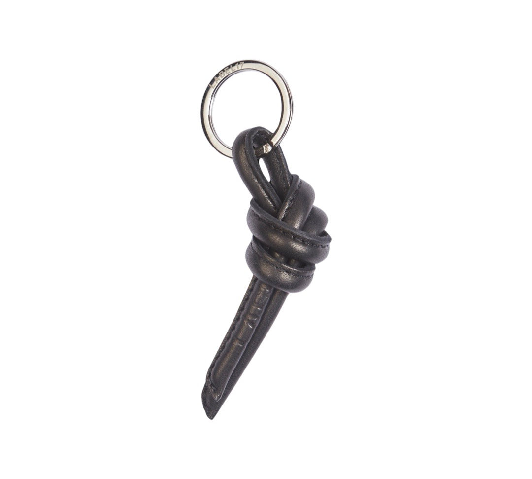 Schlüsselanhänger mit Knoten aus geschmeidigem, pflanzlich gegerbtem Lamm-Nappaleder in Black von LABEL17. Die haptische Qualität macht den Keyring zum Handschmeichler. Hergestellt in Marokko