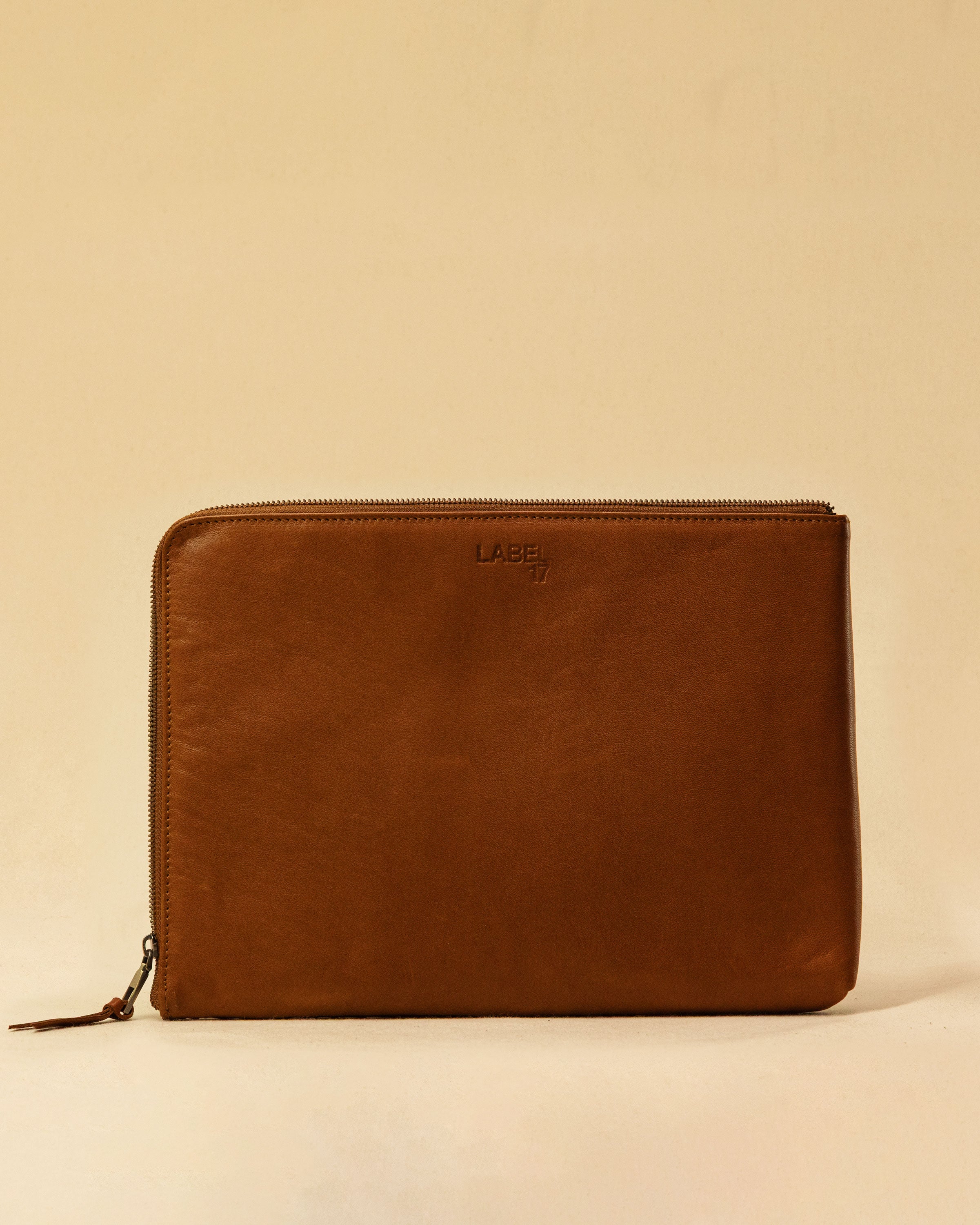 Style and Security, woven into one. The Braided Laptop Case 14 by LABEL17, combines hand-braided lamb nappa leather on the front with smooth leather on the back. Lightly padded, it holds laptops from 13” to 14” securely – with room for documents.
Also available for 15” and 16” devices.
Handmade in Morocco.