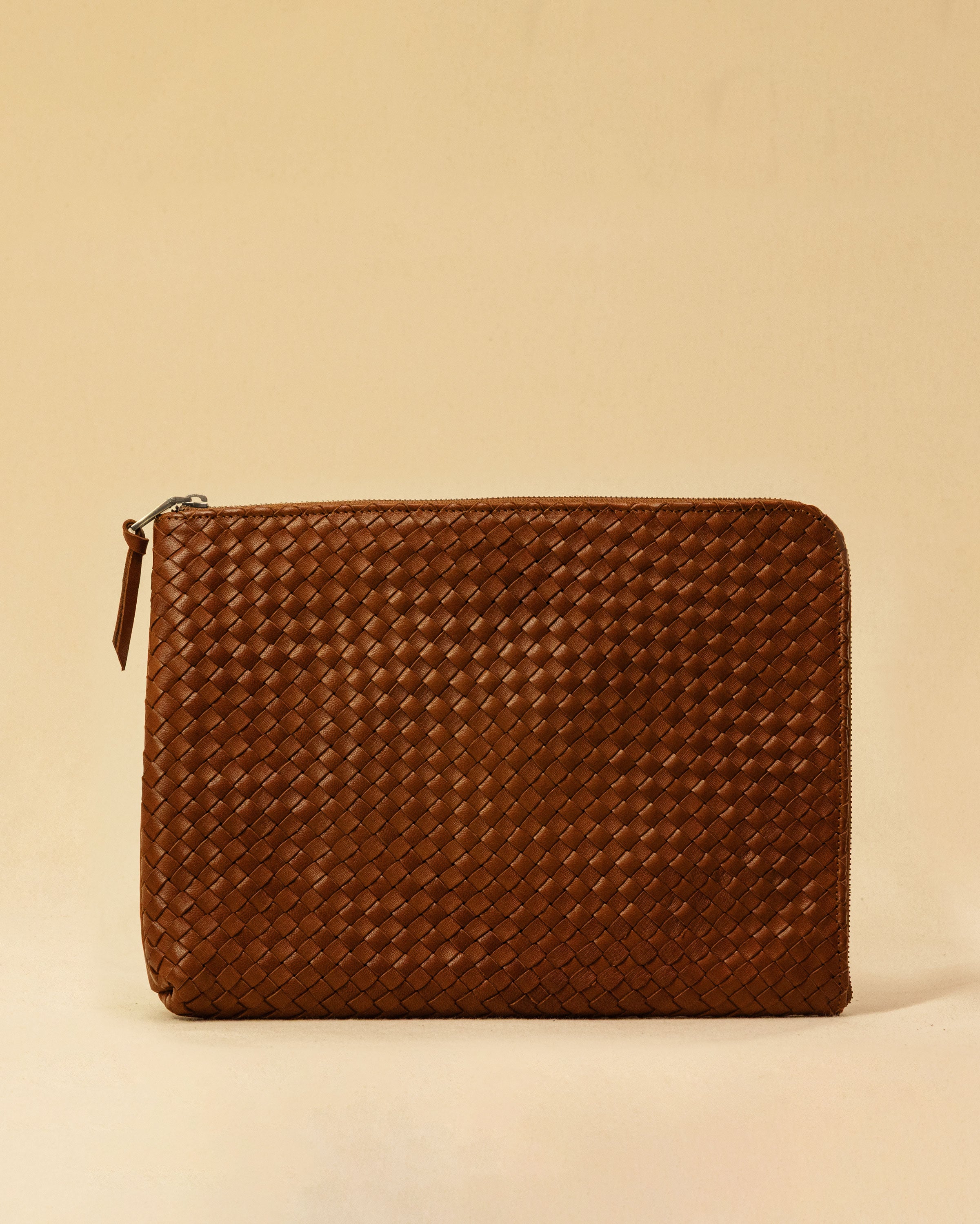 Style and Security, woven into one. The Braided Laptop Case 14 by LABEL17, combines hand-braided lamb nappa leather on the front with smooth leather on the back. Lightly padded, it holds laptops from 13” to 14” securely – with room for documents.
Also available for 15” and 16” devices.
Handmade in Morocco.