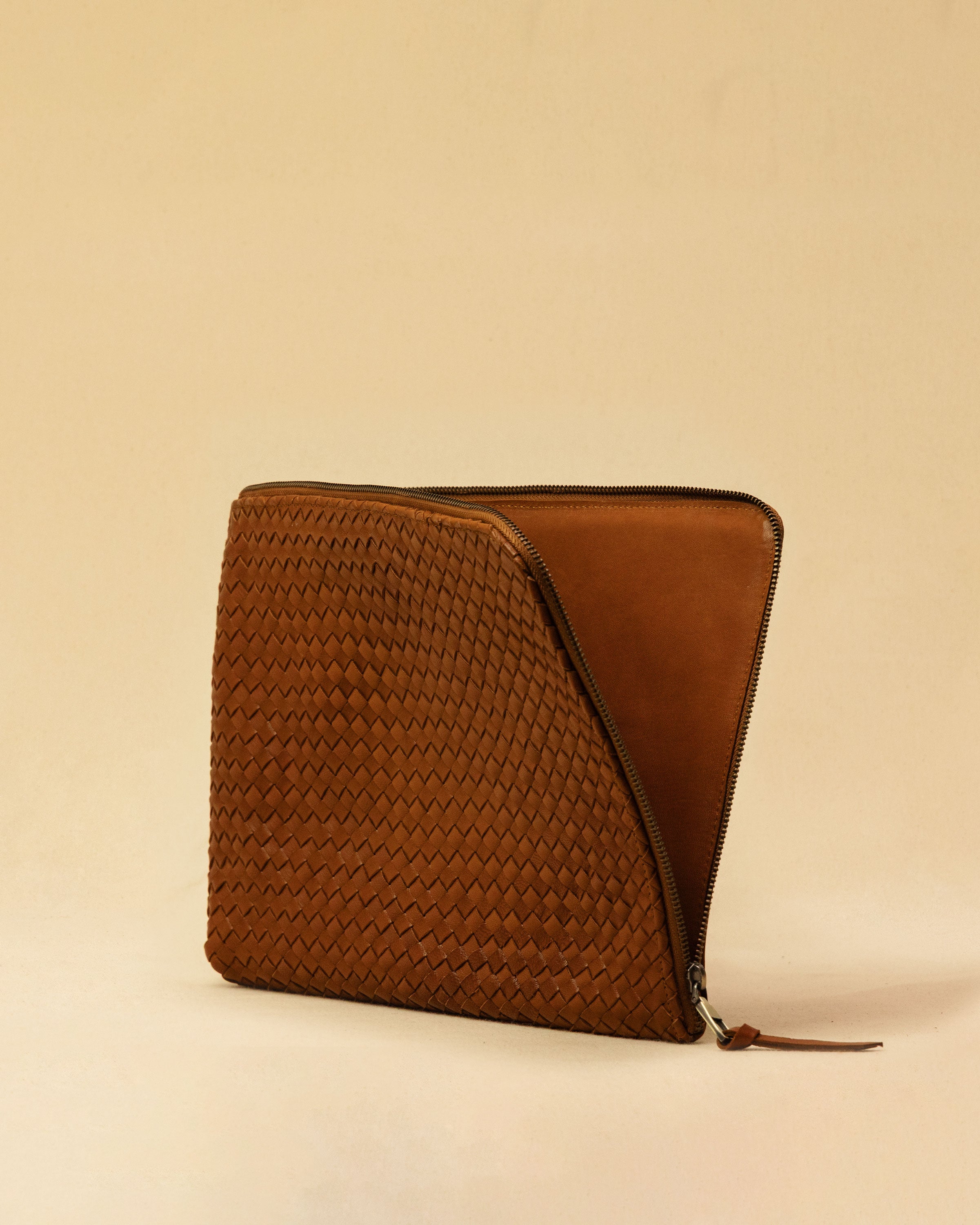 Style and Security, woven into one. The Braided Laptop Case 14 by LABEL17, combines hand-braided lamb nappa leather on the front with smooth leather on the back. Lightly padded, it holds laptops from 13” to 14” securely – with room for documents.
Also available for 15” and 16” devices.
Handmade in Morocco.