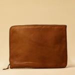 Style and Security, woven into one. The Braided Laptop Case 16 by LABEL17 combines hand-braided lamb nappa leather on the front with smooth leather on the back. Lightly padded, it holds laptops from 15” to 16” securely – with room for documents.
Also available for 13” and 14” devices.
Handmade in Morocco.