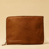 Style and Security, woven into one. The Braided Laptop Case 16 by LABEL17 combines hand-braided lamb nappa leather on the front with smooth leather on the back. Lightly padded, it holds laptops from 15” to 16” securely – with room for documents.
Also available for 13” and 14” devices.
Handmade in Morocco.