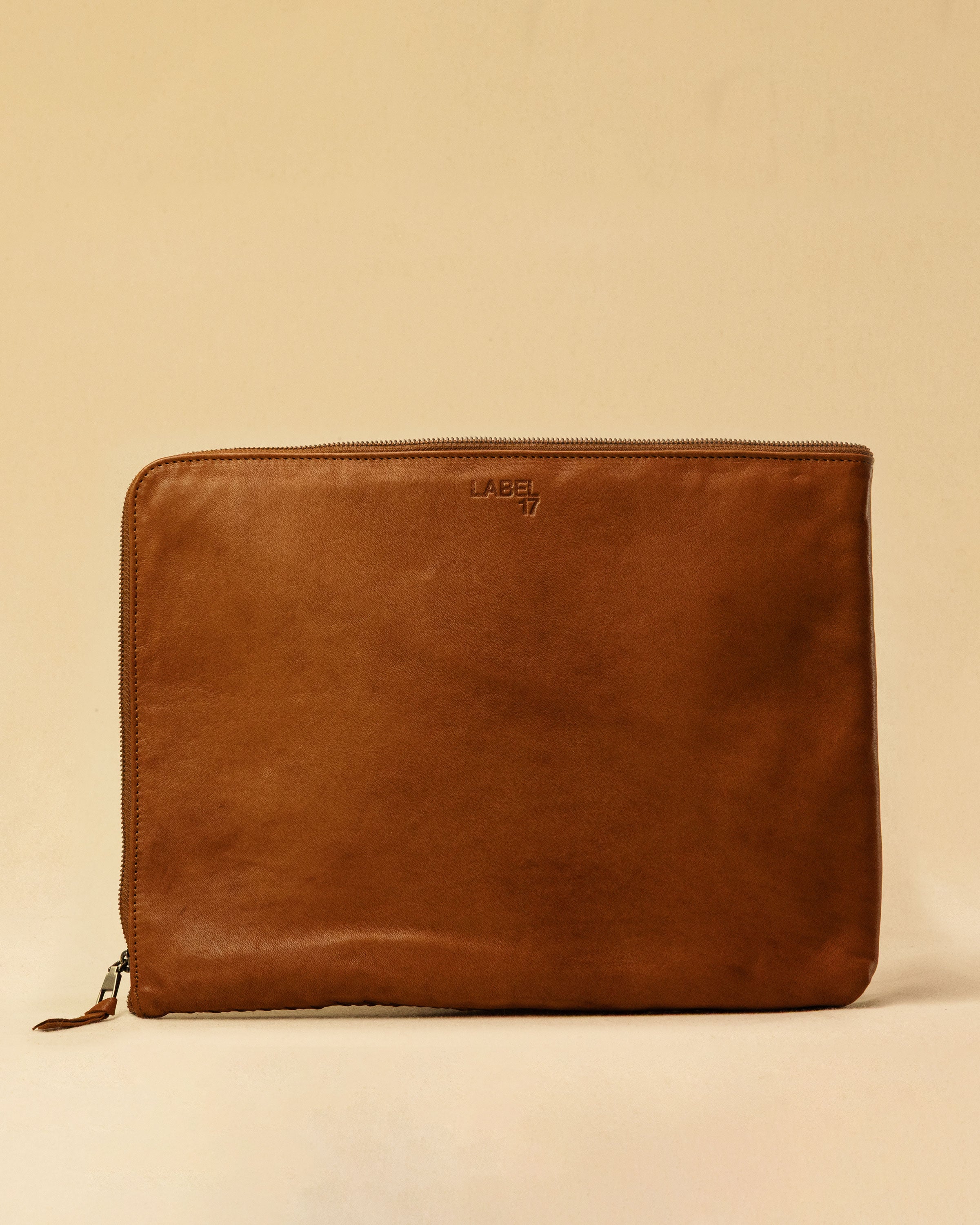 Style and Security, woven into one. The Braided Laptop Case 16 by LABEL17 combines hand-braided lamb nappa leather on the front with smooth leather on the back. Lightly padded, it holds laptops from 15” to 16” securely – with room for documents.
Also available for 13” and 14” devices.
Handmade in Morocco.