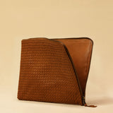 Style and Security, woven into one. The Braided Laptop Case 16 by LABEL17 combines hand-braided lamb nappa leather on the front with smooth leather on the back. Lightly padded, it holds laptops from 15” to 16” securely – with room for documents.
Also available for 13” and 14” devices.
Handmade in Morocco.
