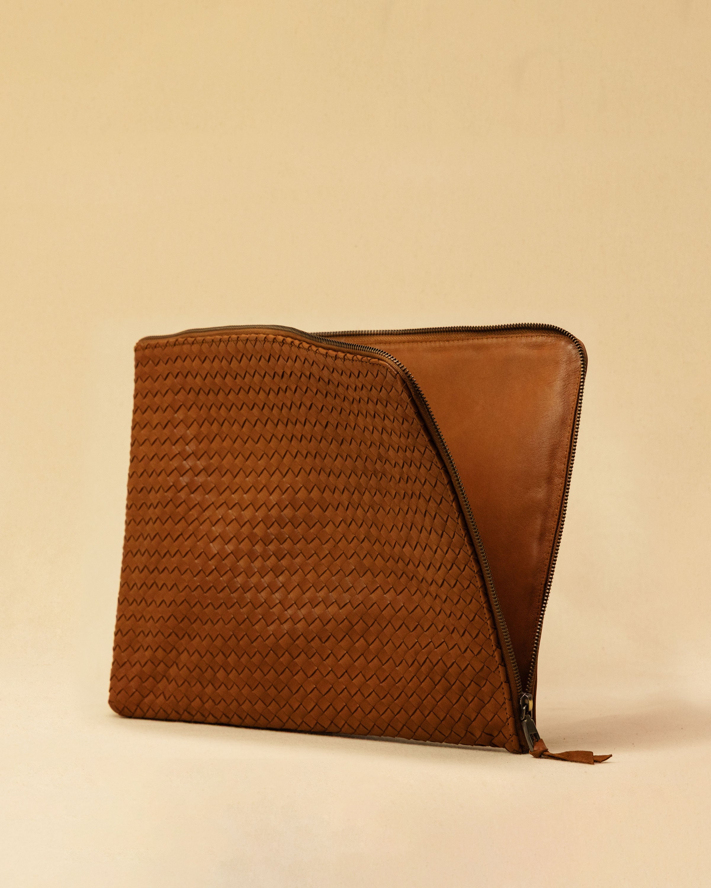 Style and Security, woven into one. The Braided Laptop Case 16 by LABEL17 combines hand-braided lamb nappa leather on the front with smooth leather on the back. Lightly padded, it holds laptops from 15” to 16” securely – with room for documents.
Also available for 13” and 14” devices.
Handmade in Morocco.