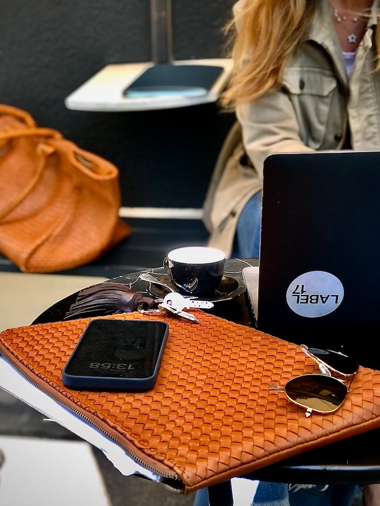 Style and Security, woven into one. The Braided Laptop Case 16 by LABEL17 combines hand-braided lamb nappa leather on the front with smooth leather on the back. Lightly padded, it holds laptops from 15” to 16” securely – with room for documents.
Also available for 13” and 14” devices.
Handmade in Morocco.