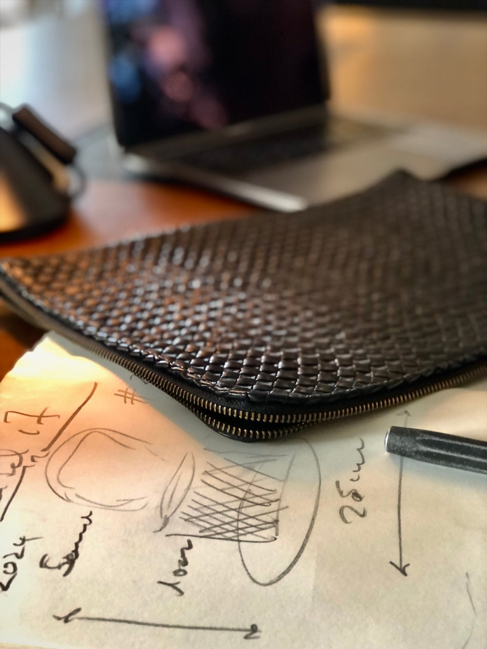 Style and Security, woven into one. The Braided Laptop Case 16 by LABEL17 combines hand-braided lamb nappa leather on the front with smooth leather on the back. Lightly padded, it holds laptops from 15” to 16” securely – with room for documents.
Also available for 13” and 14” devices.
Handmade in Morocco.