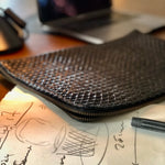 Style and Security, woven into one. The Braided Laptop Case 16 by LABEL17 combines hand-braided lamb nappa leather on the front with smooth leather on the back. Lightly padded, it holds laptops from 15” to 16” securely – with room for documents.
Also available for 13” and 14” devices.
Handmade in Morocco.