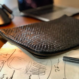 Style and Security, woven into one. The Braided Laptop Case 16 by LABEL17 combines hand-braided lamb nappa leather on the front with smooth leather on the back. Lightly padded, it holds laptops from 15” to 16” securely – with room for documents.
Also available for 13” and 14” devices.
Handmade in Morocco.