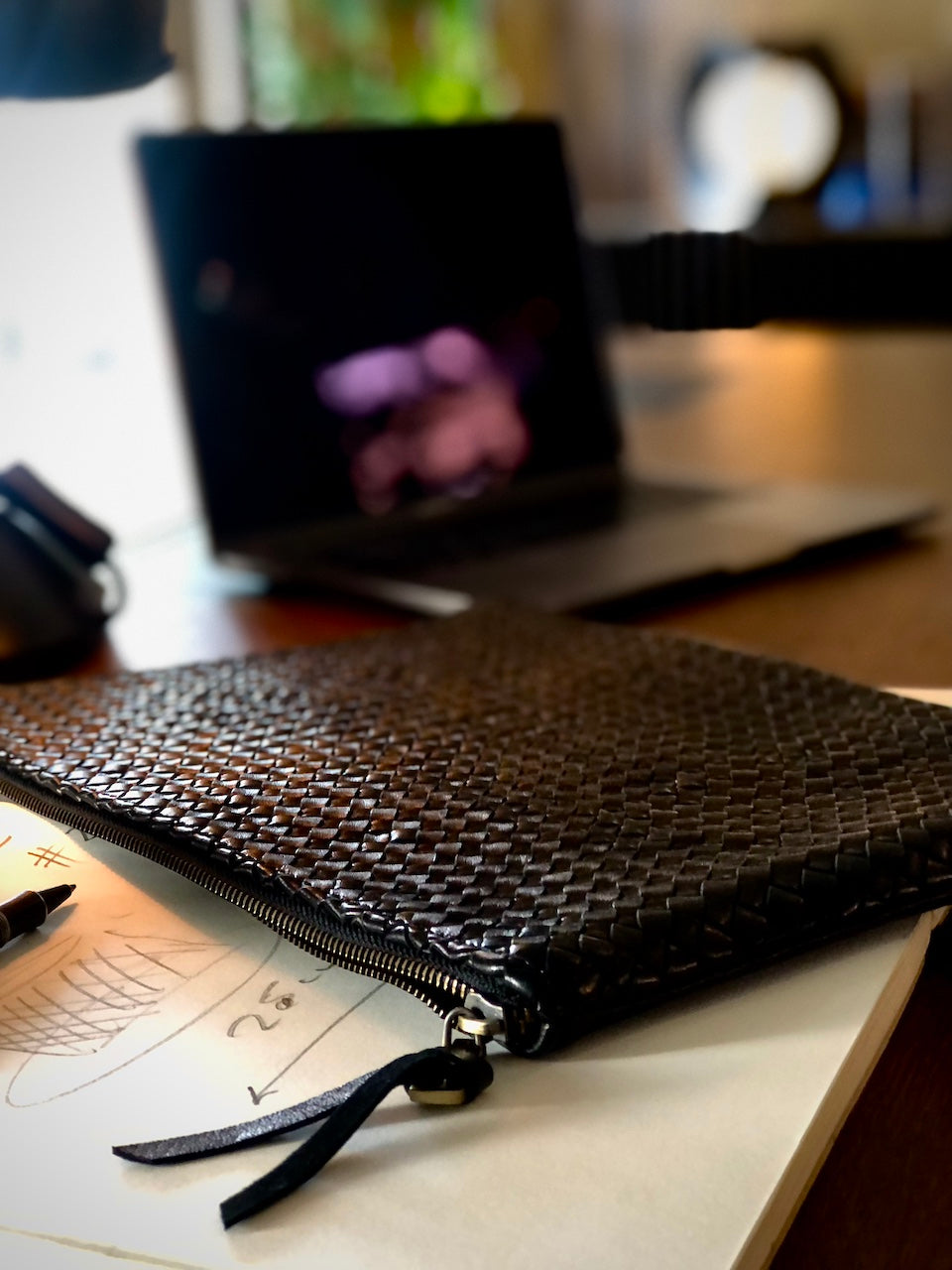 Style and Security, woven into one. The Braided Laptop Case 16 by LABEL17 combines hand-braided lamb nappa leather on the front with smooth leather on the back. Lightly padded, it holds laptops from 15” to 16” securely – with room for documents.
Also available for 13” and 14” devices.
Handmade in Morocco.